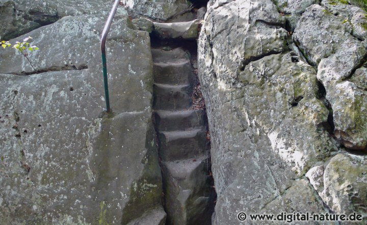 Gravuren im Sandstein und in den Stein gehauene Treppen
