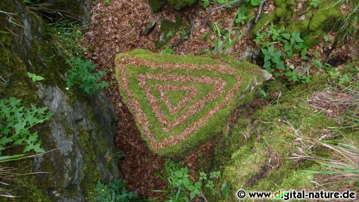 Geometrische Landart auf Felsen