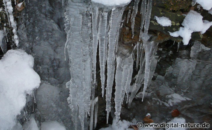 Eiszapfen am Wasserfall