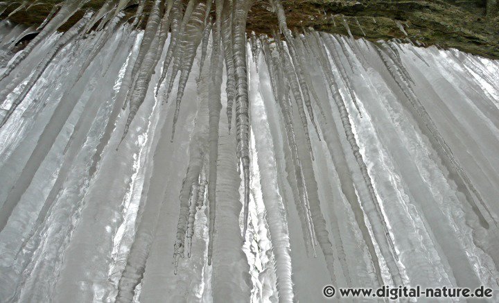 Wand aus Eiszapfen